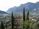 Blick von der Burgruine auf Arco und den Gardasee.