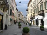 Brescia ist nur 30 km vom Gardasee entfernt