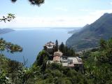 Blick auf den Gardasee ber die Wallfahrtskirche Montecastello in Tignale